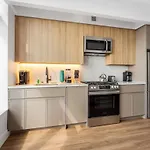 Apartment Sleek And Stylish Studio, Luxe Perks In Prime Spot New York
