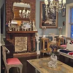 Luxurious Apartment At Colonial Townhouse