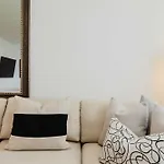 Designer In Diplomat District Apartment *