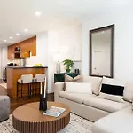 Designer In Diplomat District Apartment *