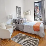 Chic 2bd Upper East Side Retreat *