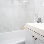 Apartment Chic 2bd Upper East Side Retreat