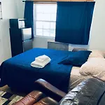 Cozy Room Shared With The Host In Saint Albans Ny