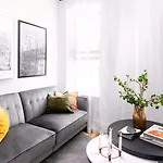 Spacious 3br Retreat Near Times Square Apartment
