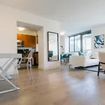 Bright 2 Bedrooms 2 Bathrooms Unit *