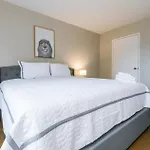 Finest Luxury 1 Bedroom Apartment *