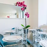 Bright 2 Bedrooms 2 Bathrooms Unit *