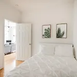 Beautiful 3 Bedroom Unit In Prime Location New York
