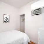 Beautiful 3 Bedroom Unit In Prime Location Apartment *