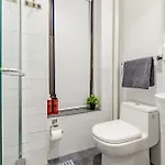 2 Bedroom Luxury Unit In The Heart Of Manhattan Apartment *