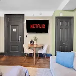 Centrally Located Apt In Nyc Walk To Time Square