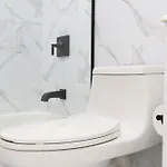 240-14 New Prime Location W&d In Unit Apartment *
