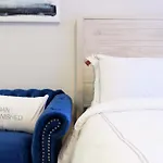 240-6 New Studio Prime Location W&D In Unit