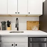 240-15 Luxury Studio Prime Location W&D