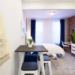 240-6 New Studio Prime Location W&D In Unit