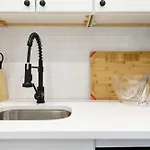240-15 Luxury Prime Location W&d Apartment