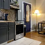 Cozy Studio Staycation - Brooklyn Close To Train Stations
