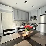 3 Bedrooms In 2Nd Floor Modern Brooklyn Home, Close To J Train