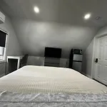 Modern & Cozy Room In Queens Near Train Station And Buses