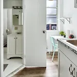 3 Bedroom Family In Hells Kitchen *