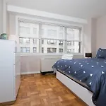 2 Bed Ideally Located In Ues Of Manhattan Apartment *
