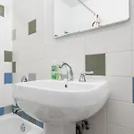 2 Bed Ideally Located In Ues Of Manhattan Apartment
