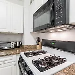 2 Bed Ideally Located In Ues Of Manhattan Apartment