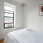 Beautiful 3 Bedroom Unit In Prime Location New York