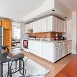 5 Bedroom 2 Bath Full Floor Midtown