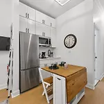 2Br And 2Ba In Historic Brownstone Near Subway