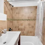 Inviting 2bd Upper East Side With Backyard Apartment