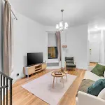 Inviting 2bd Upper East Side With Backyard Apartment