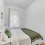 Inviting 2bd Upper East Side With Backyard *