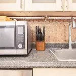 Inviting 2bd Upper East Side With Backyard