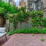 Inviting 2Bd Upper East Side Stay With Backyard