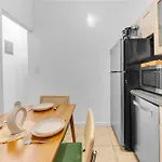 Inviting 2bd Upper East Side With Backyard New York