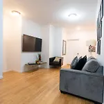 Modern By Park - 3 Br Apartment