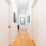 Apartment Modern By Park - 3 Br *