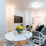 Apartment Modern By Park - 3 Br