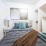 Apartment Modern By Park - 3 Br *