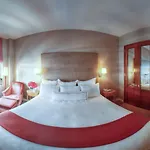 Giraffe By Library Collection Hotel