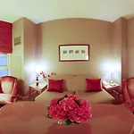 Hotel Giraffe By Library Collection 4*