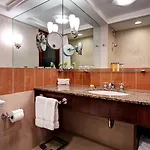 Hotel Giraffe By Library Collection 4*