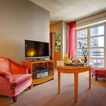 Hotel Giraffe By Library Collection New York
