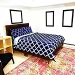 Apartment Private 2 Bedroom With Private Backyard In Lic !!! *