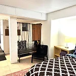 Private 2 Bedroom With Private Backyard In Lic !!! Apartment *