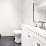 Newly Renovated 2br W Backyard Apartment