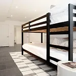 Newly Renovated 2br W Backyard Apartment *