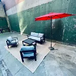 Heritage Residence Family Dream Duplex & Backyard