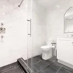 Apartment Newly Renovated 2br W Backyard